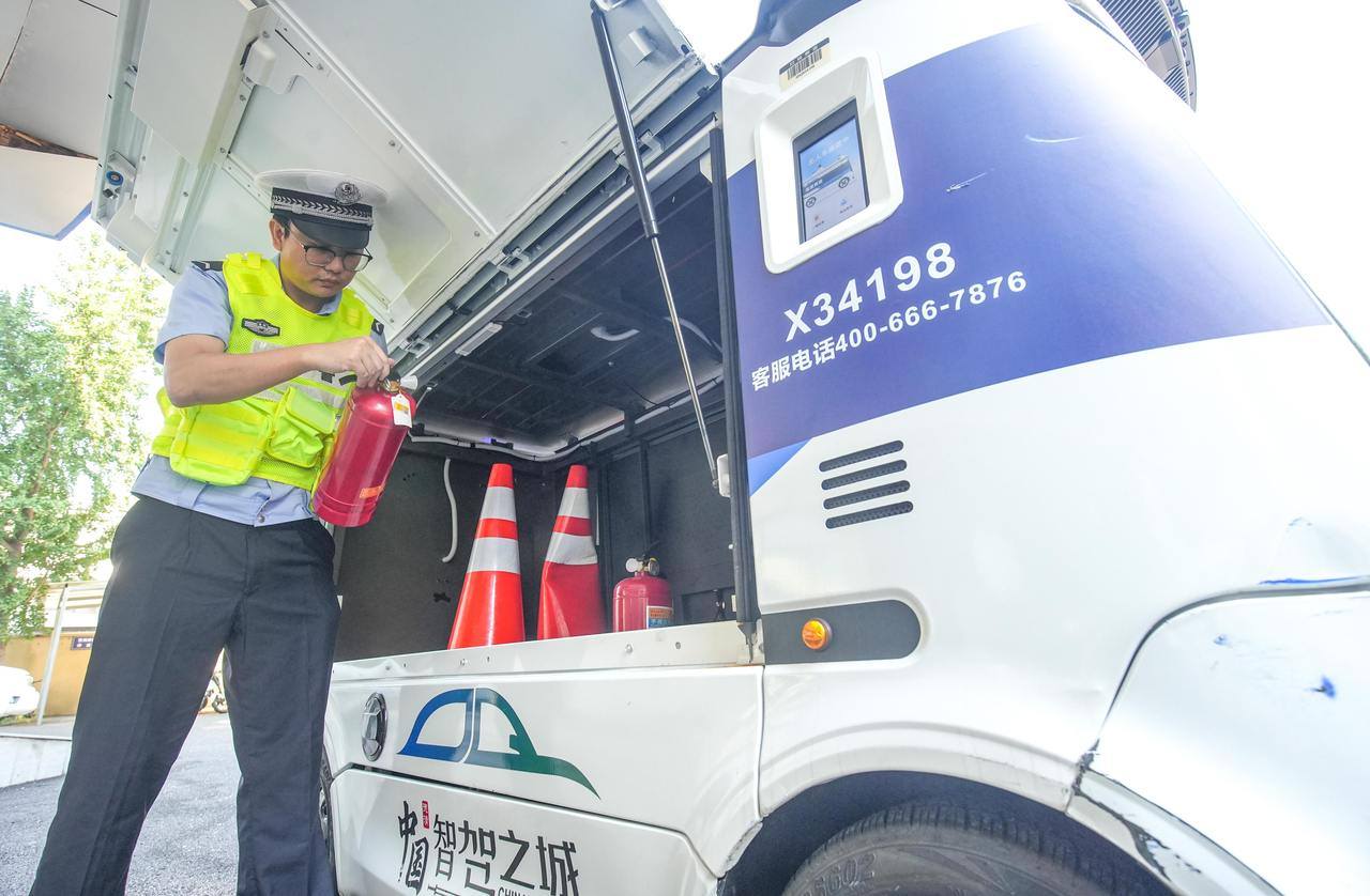 警用無人巡邏車上路
